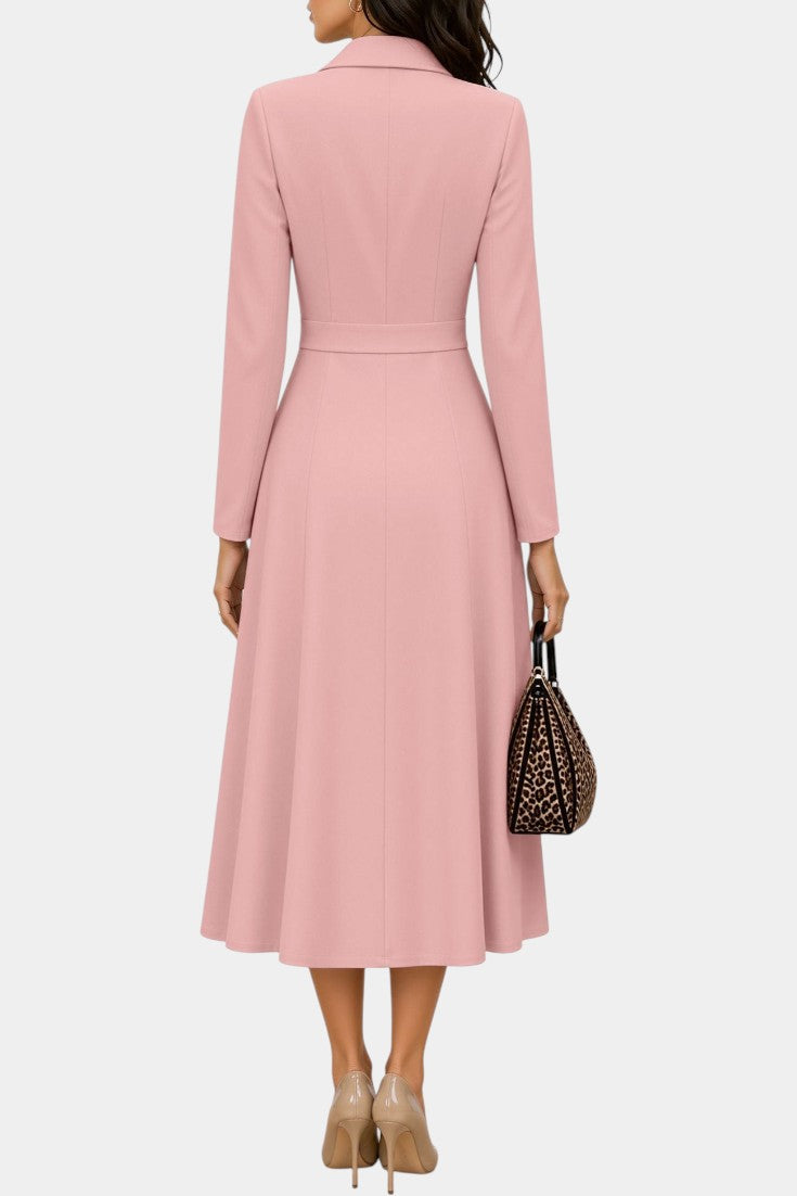 Robe mi-longue rose Mahaute Wendelien, style tailleur à double boutonnage et taille cintrée, vue arrière.