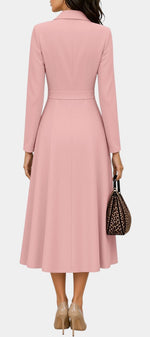 Robe mi-longue rose Mahaute Wendelien, style tailleur à double boutonnage et taille cintrée, vue arrière.