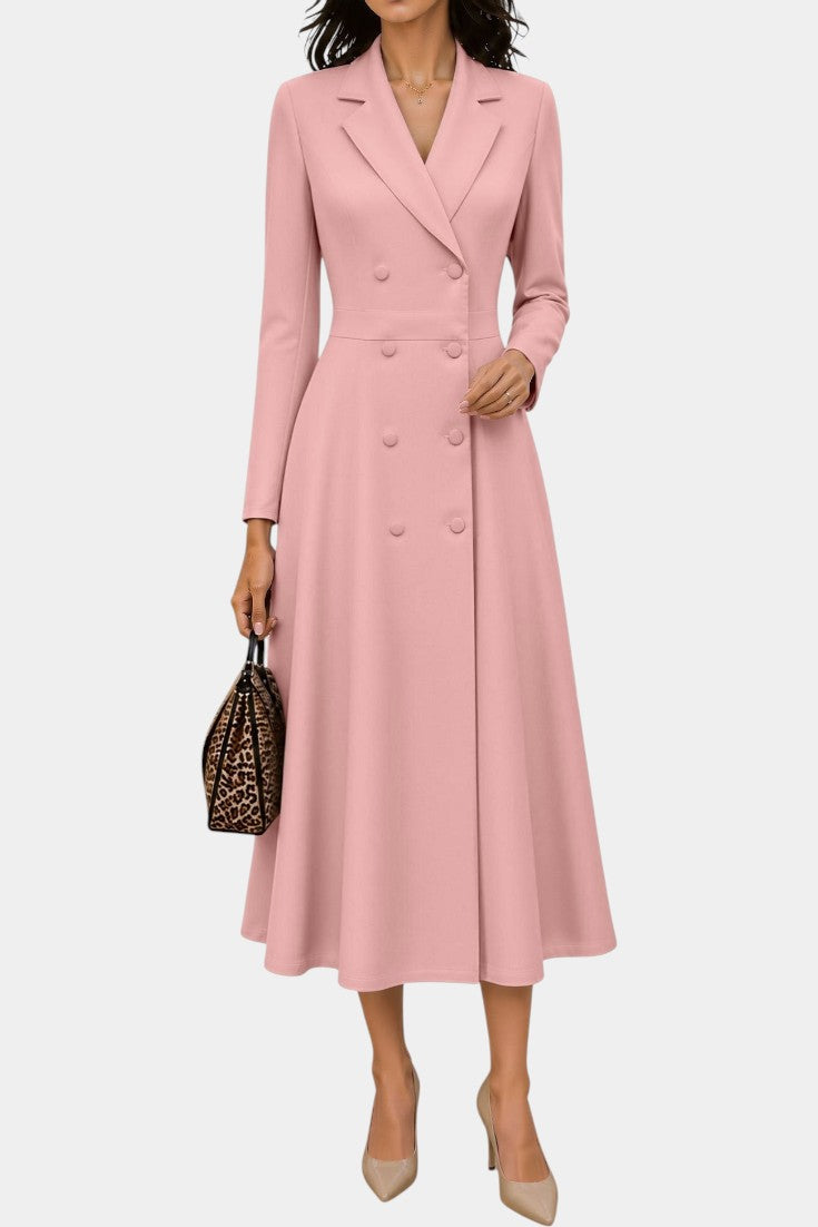 Robe mi-longue Mahaute Wendelien style tailleur rose à double boutonnage et taille cintrée, vue de face sur mannequin.