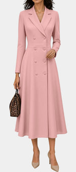 Robe mi-longue Mahaute Wendelien style tailleur rose à double boutonnage et taille cintrée, vue de face sur mannequin.