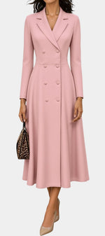 Robe mi-longue rose Mahaute Wendelien, style tailleur avec double boutonnage et taille cintrée, en tissu élégant.