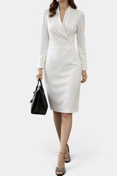 Robe mi-longue blanche Mahaute style blazer à col croisé et taille ceinturée, élégante et sophistiquée.