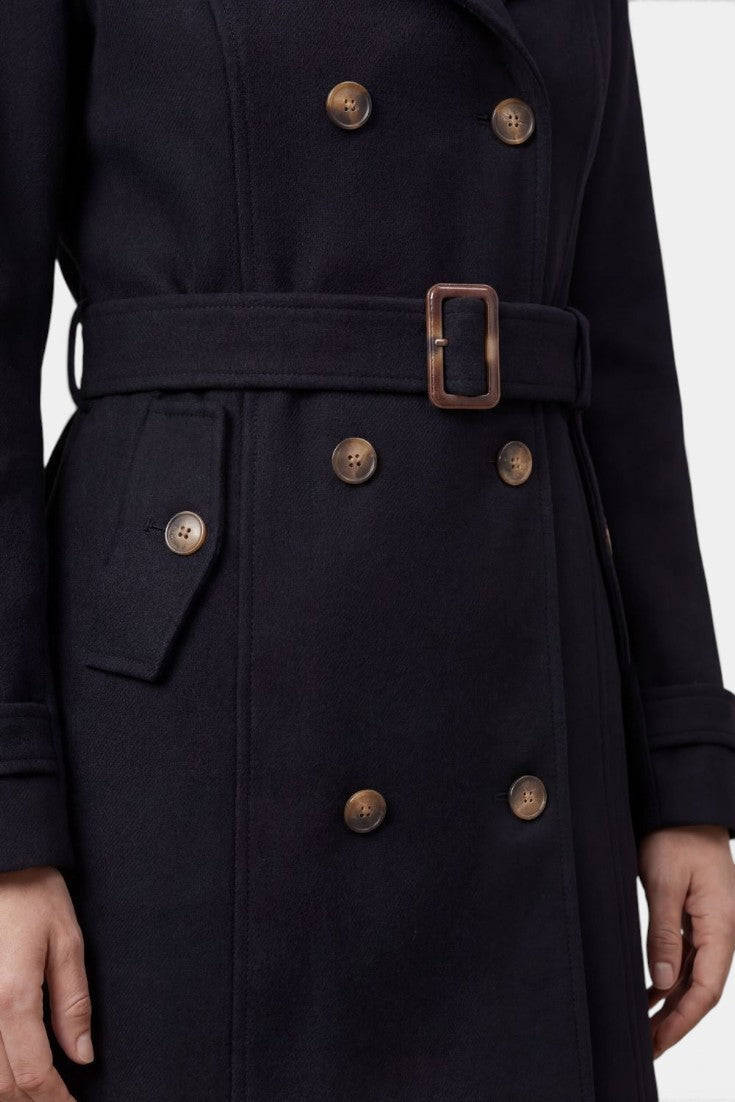Manteau trench court à capuche Mahaute Wivine en tissu bleu marine avec double boutonnage et ceinture, style élégant et décontracté.
