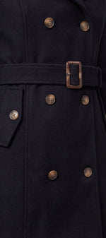 Manteau trench court à capuche Mahaute Wivine en tissu bleu marine avec double boutonnage et ceinture, style élégant et décontracté.