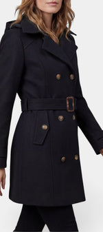 Manteau trench court noir Mahaute Wivine avec capuche, double boutonnage et ceinture, vue de face.