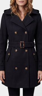 Mahaute Wivine trench court noir à capuche, double boutonnage et ceinture, vêtement élégant et pratique.