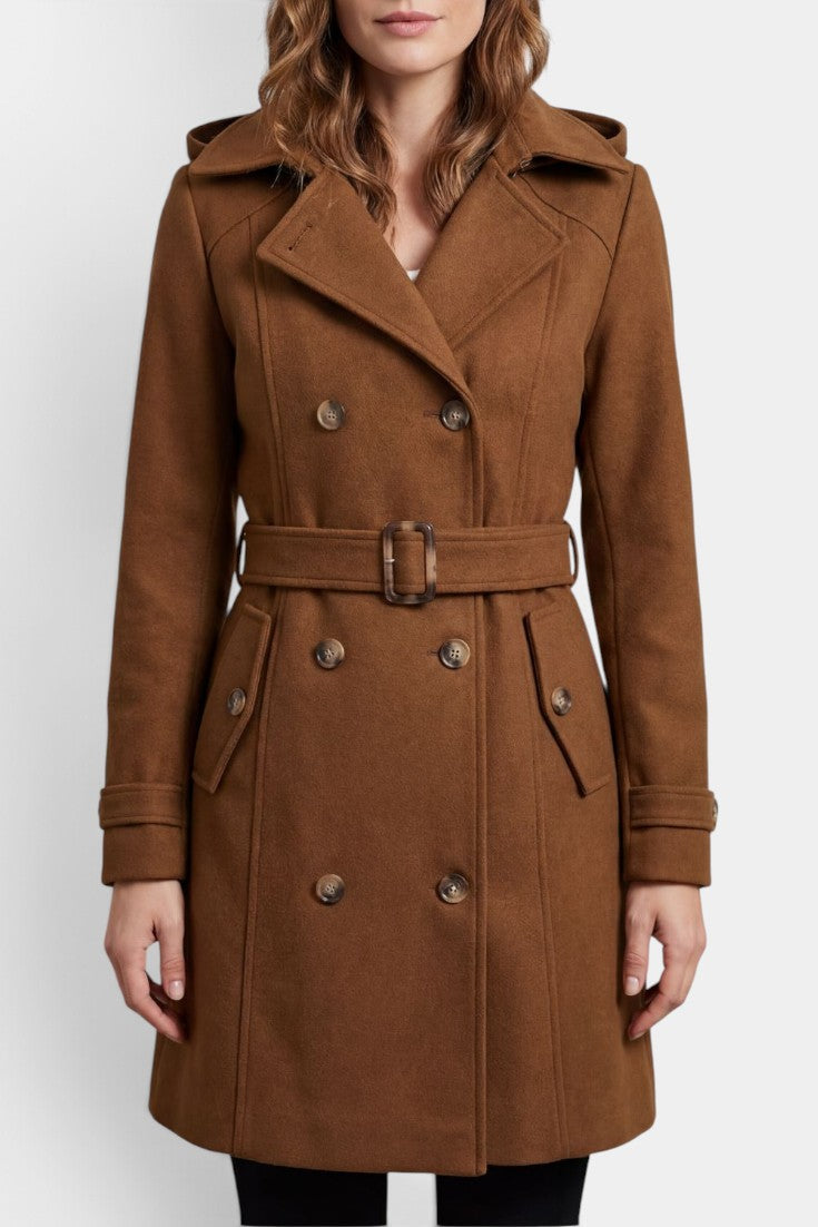 Manteau trench court marron Wivine de Mahaute avec capuche, double boutonnage et ceinture, porté en extérieur.