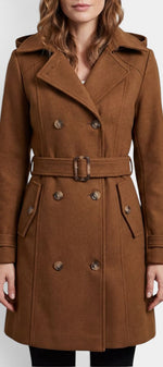 Manteau trench court marron Wivine de Mahaute avec capuche, double boutonnage et ceinture, porté en extérieur.