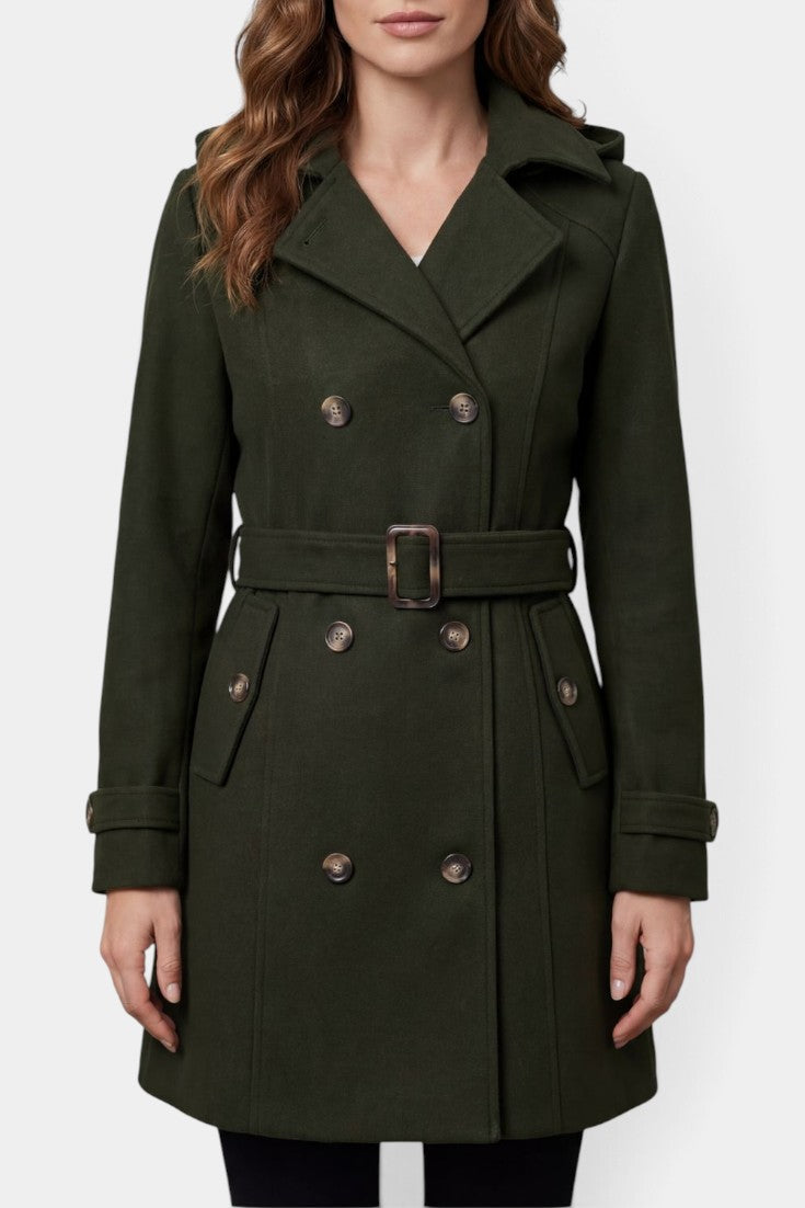 Trench court vert Mahaute Wivine avec capuche, double boutonnage et ceinture, porté sur un mannequin.