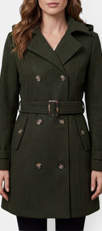 Trench court vert Mahaute Wivine avec capuche, double boutonnage et ceinture, porté sur un mannequin.
