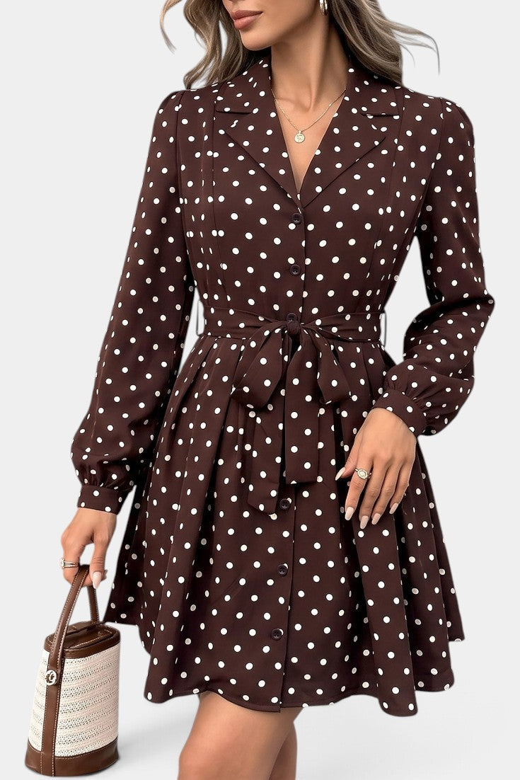 Robe courte Ysabel Mahaute à pois, chemisier marron avec ceinture à nouer et manches longues, style élégant et décontracté.
