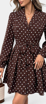 Robe courte Ysabel Mahaute à pois, chemisier marron avec ceinture à nouer et manches longues, style élégant et décontracté.