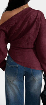 Top asymétrique à épaule dénudée Mahaute Zelmira, manches longues et drapé à la taille, couleur bordeaux élégante.
