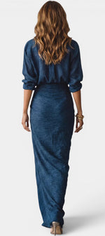 Ensemble Ziya Mahaute avec chemise légère bleu marine et jupe longue fluide, parfait pour un style élégant et confortable.